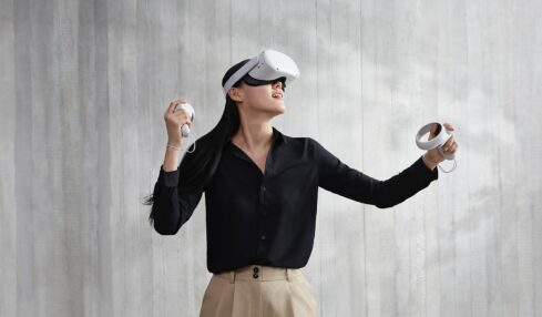 Joueur avec casque de réalité virtuelle